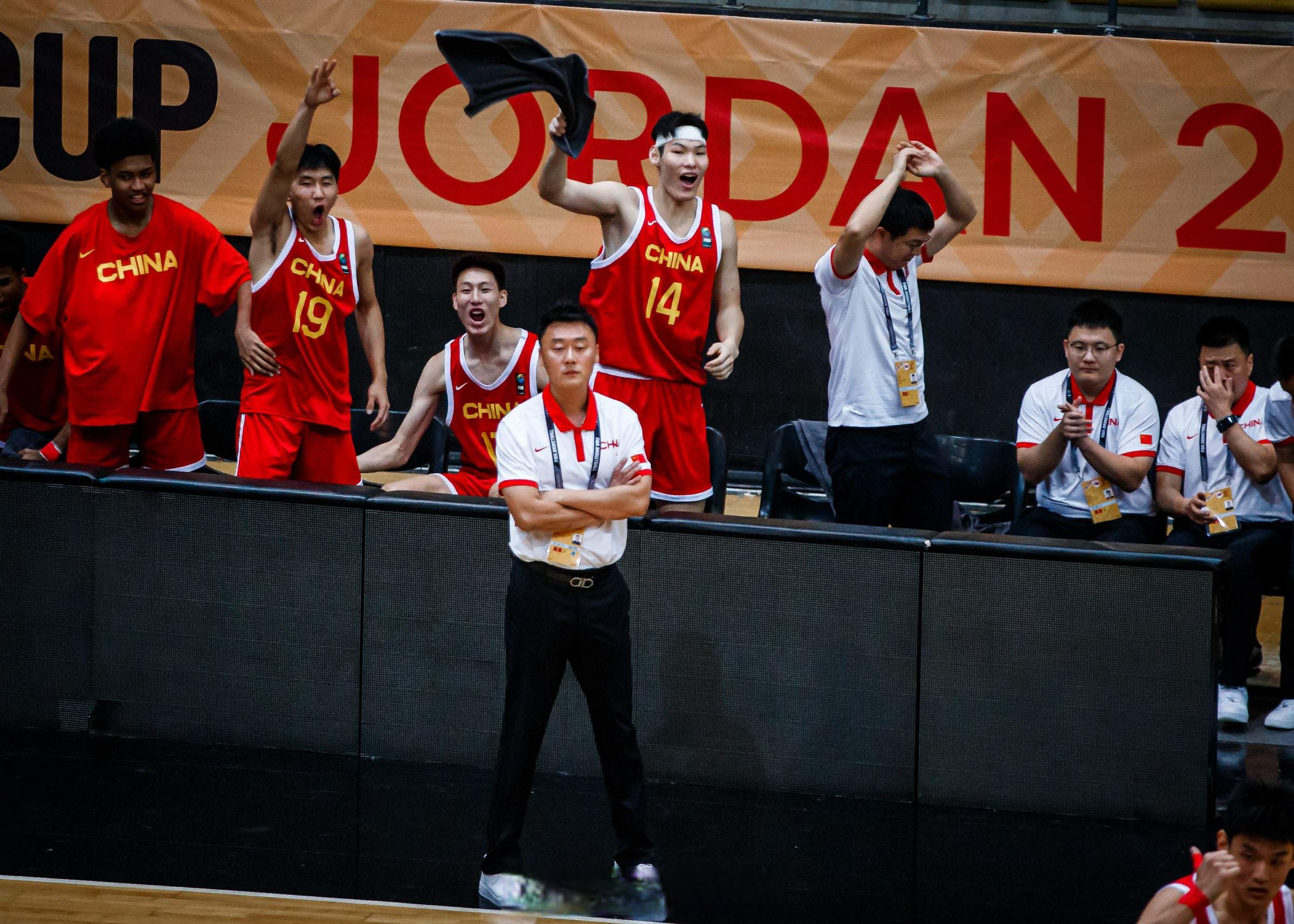 28圈-字母哥重要时刻险胜，中国队带队取胜！全场沸腾不已的简单介绍